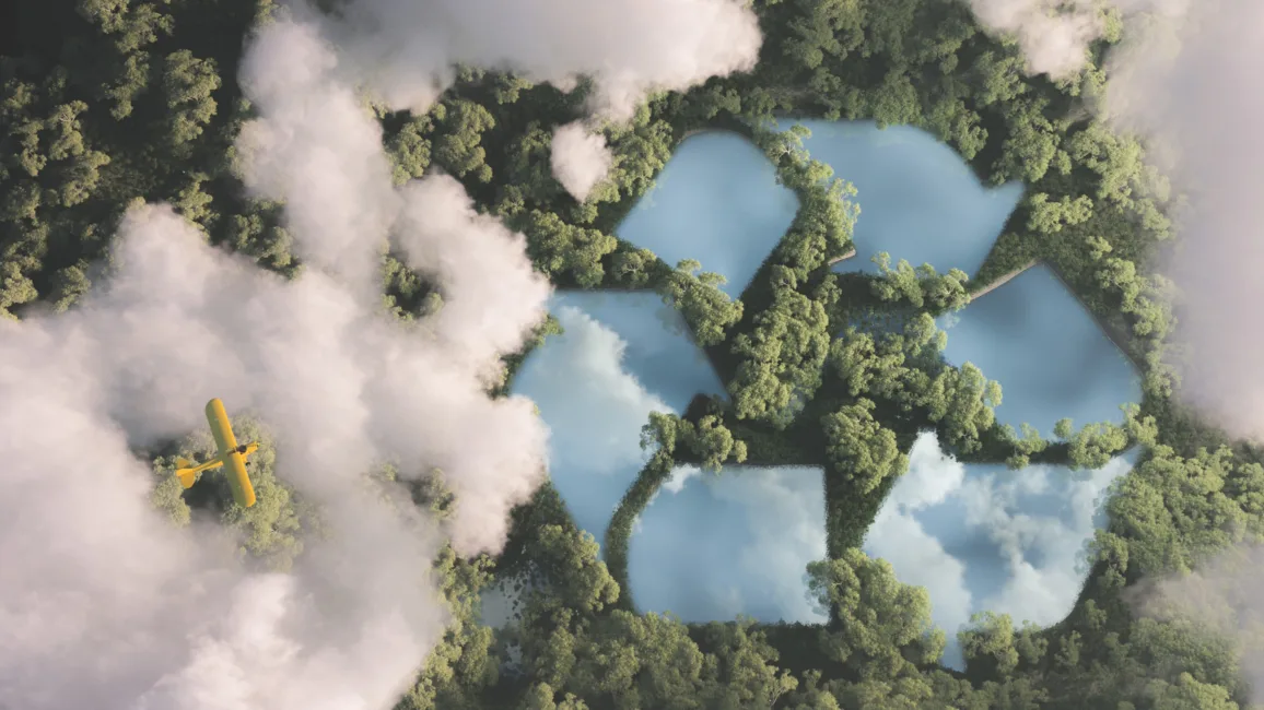 Gelbes Flugzeug fliegt über Wald mit Seen in Form eines Recycling-Symbols, umgeben von Wolken.